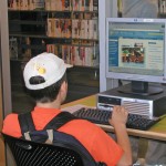 Tiener achter de compu