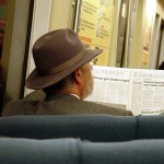 Oude man leest de krant
